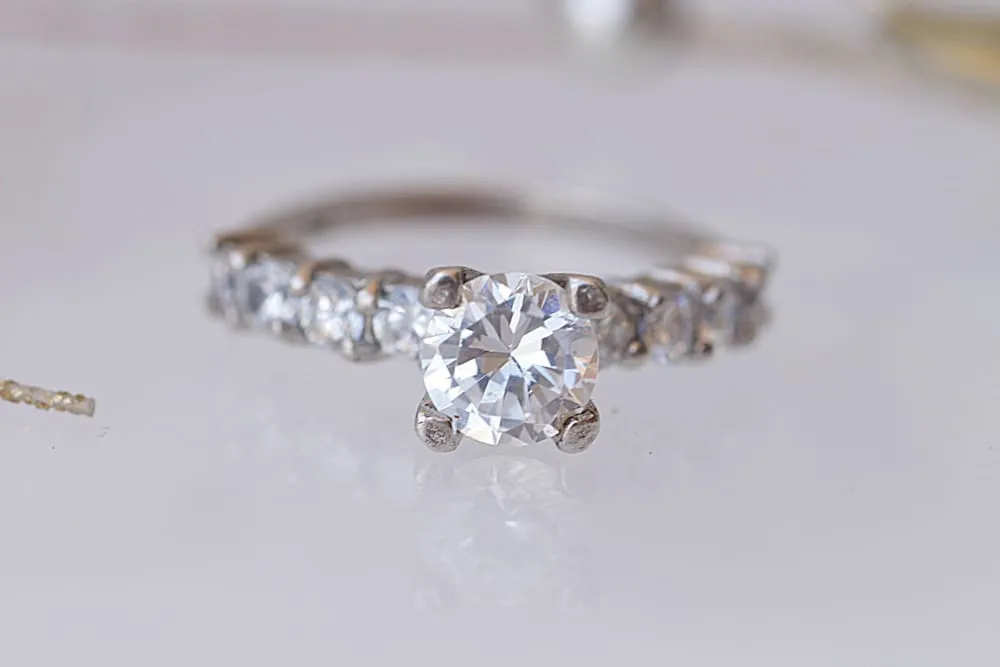 CLASSIC ENGAGEMENT RING